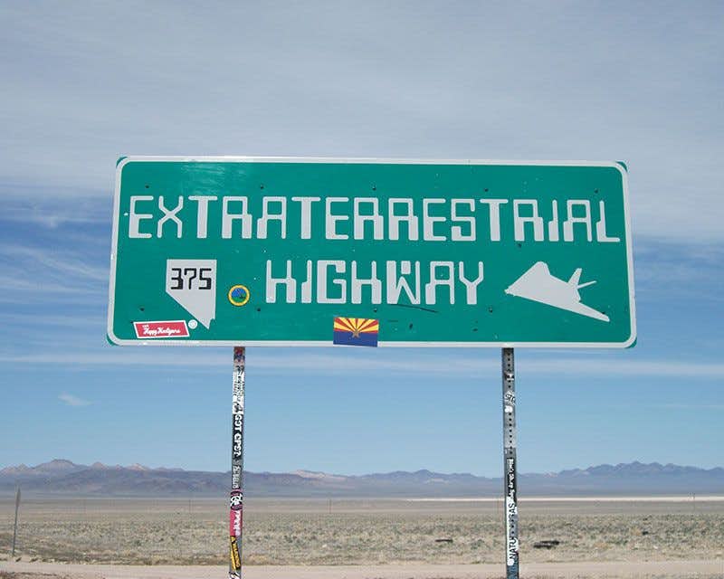 panneau vert d'autoroute extraterrestrial highway