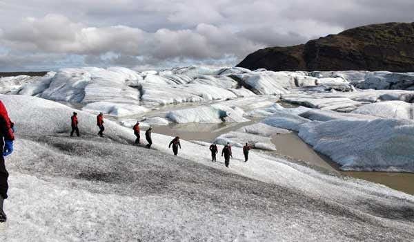 groupe de marche sur le glacier de heinabergslon