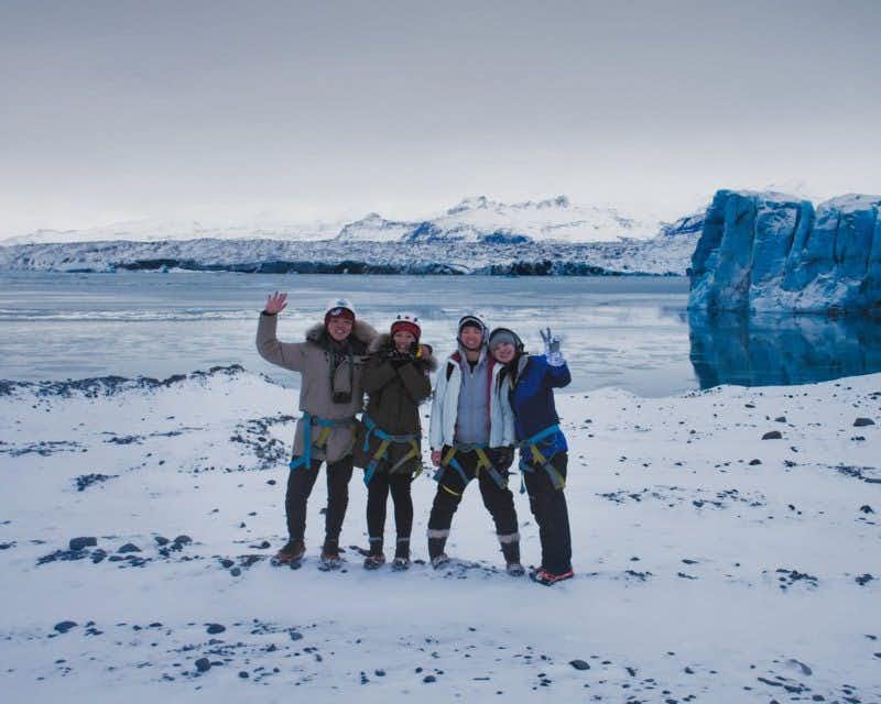 Voyageurs posant dans le breidamerkurjokull