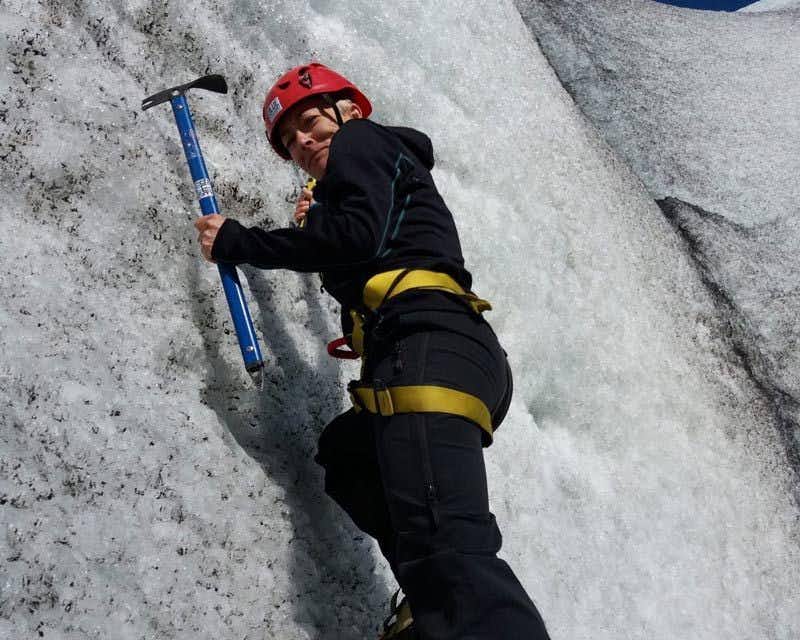 Voyageur grimpant dans le glacier Vatnajökull