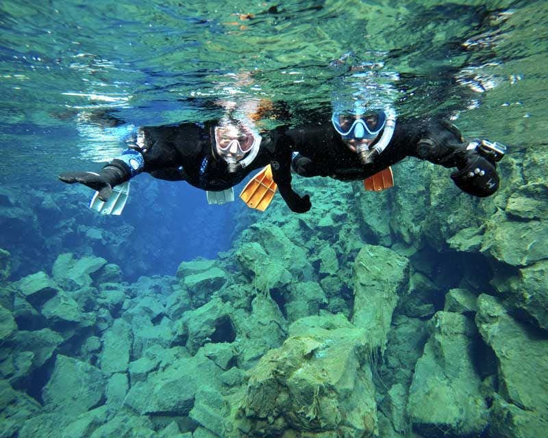 couple faisant du snorkeling à Silfra