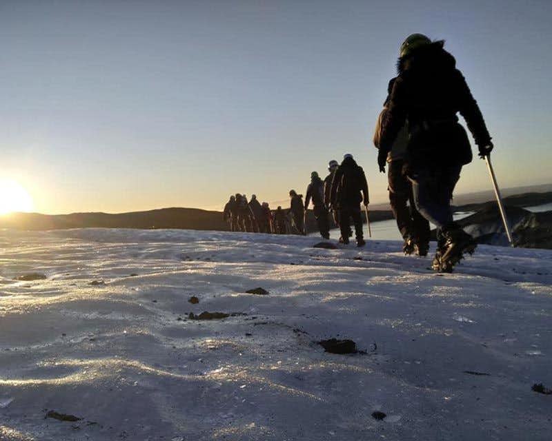 groupe marchant sur la glace du glacier jokulsarlon