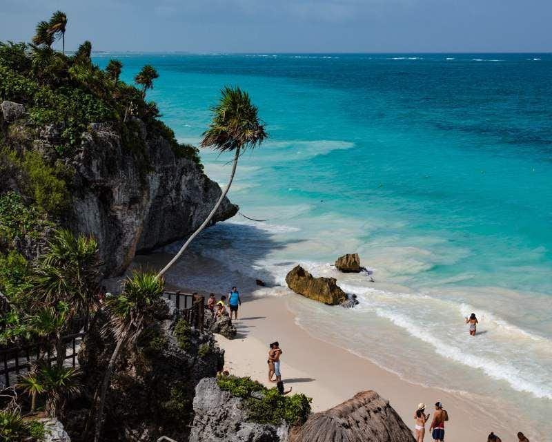 plage avec eau cristalline à tulum mexique