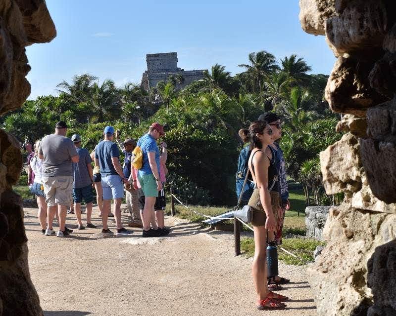 touristes dans la zone archéologique des ruines de tulum