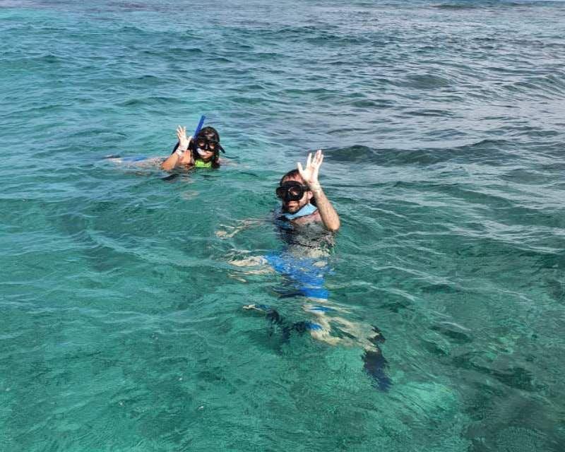 couple faisant du snorkeling dans la mer des caraïbes