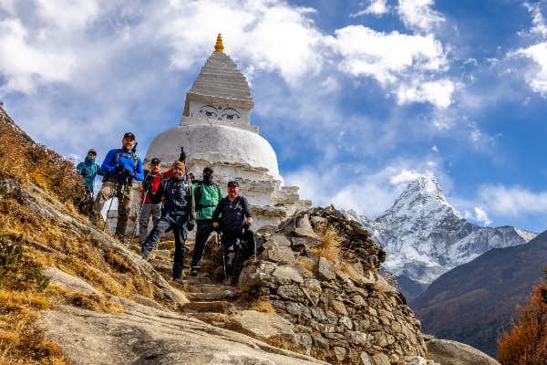 Stupa bouddhiste et vue sur l'Ama Dablam, le Nuptse et le Lhotse