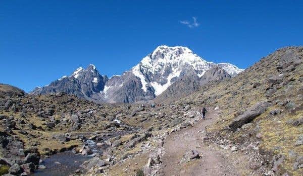 vue sur les montagnes andines depuis le camp Yana