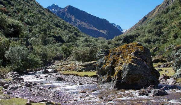 rivière descendant la montagne lors du trek de lares à machu picchu