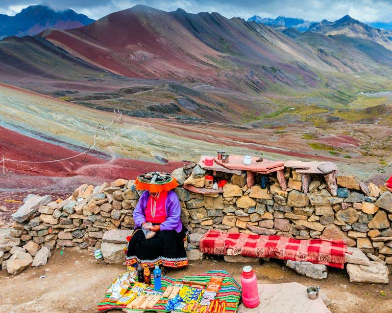 femme en tenue andine typique lors de l'ascension de la montagne vinicunca