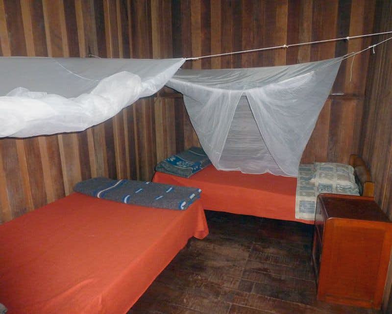 orquidea lodge chambre avec trois lits avec moustiquaires
