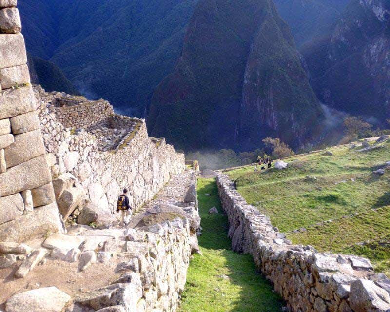 Personne traversant les ruines de Machu Picchu depuis le sentier Salkantay