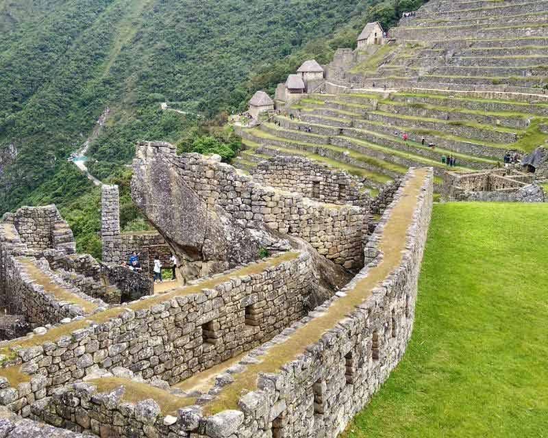 Personnes visitant le Machu Picchu depuis l'itinéraire de trekking du Salkantay