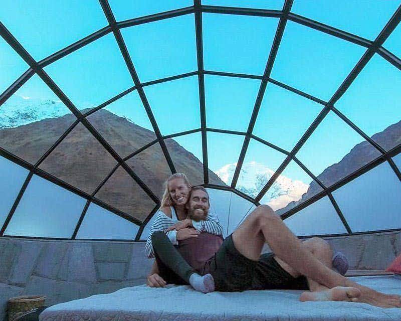 deux personnes dans un igloo de verre sur la route du salkantay vers le Machu Picchu