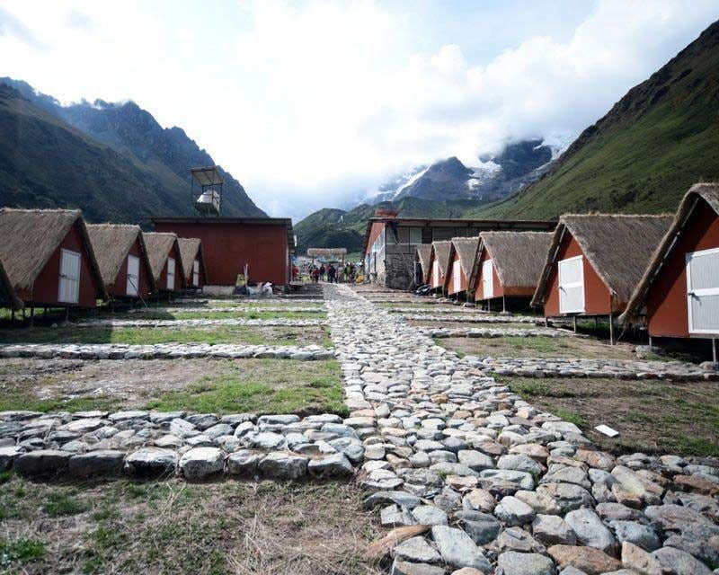 campamento soraypampa avec plein des cabanes en bois