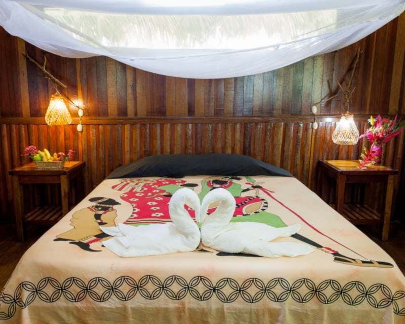 chambre avec lit double avec deux serviettes en forme de cygne