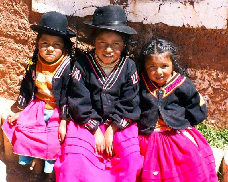 Communaute luquina perou des jeunes filles en costume traditionnel