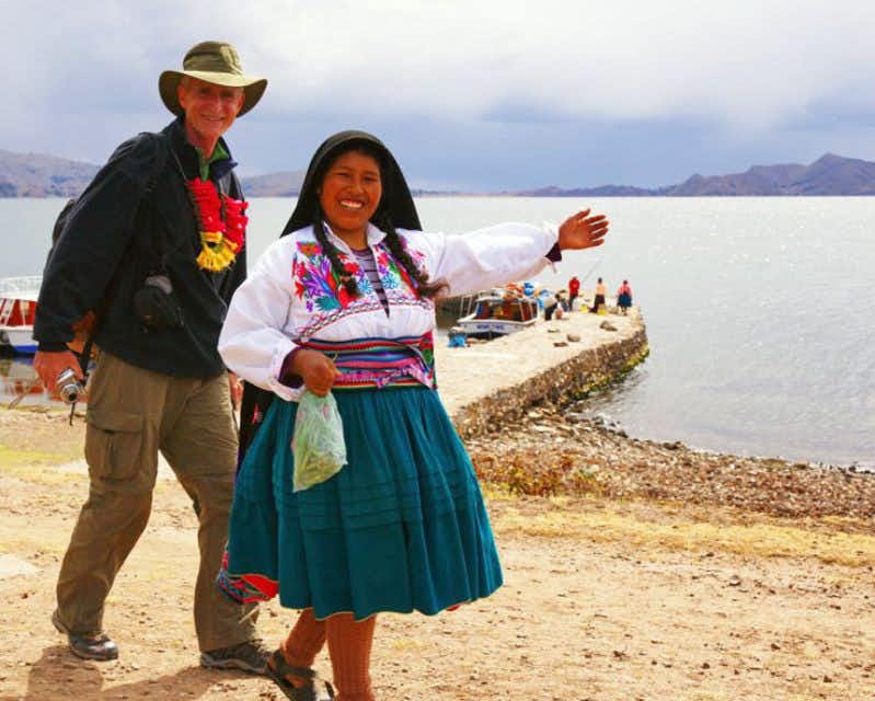 les paisanos avec les touristes au lac titicaca