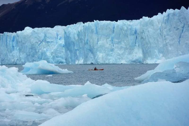 kayak nel mezzo del ghiacciaio perito moreno