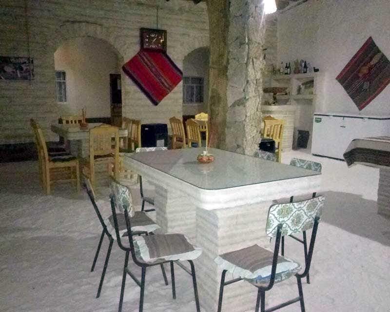 Immagine del salone dell'Hostal de la Sal durante il tour della Piana di Sale di Uyuni.