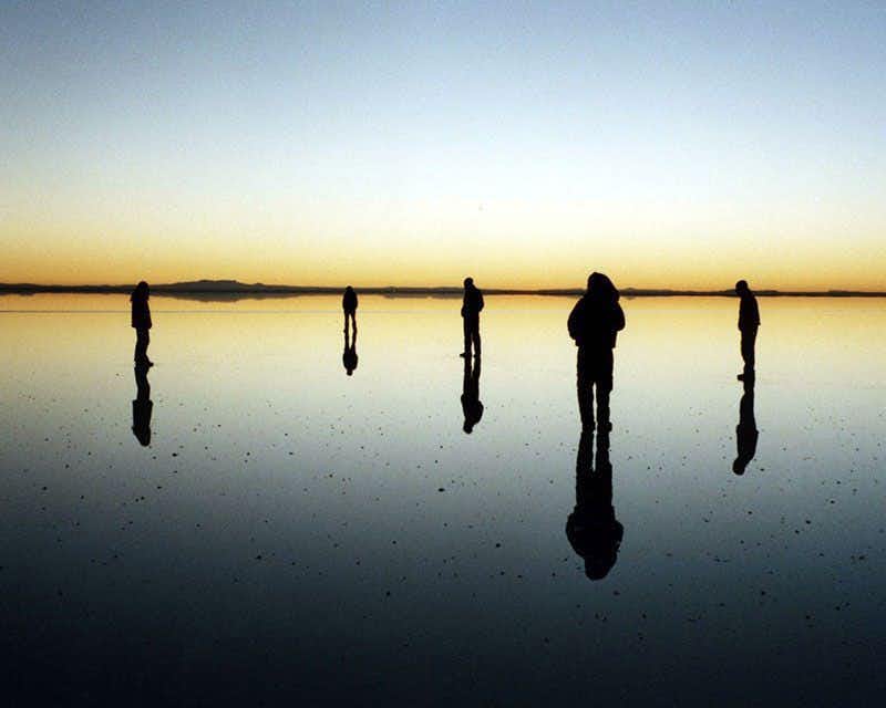 Effetto specchio al tramonto sulle saline di Uyuni