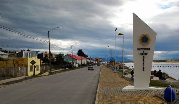 punto di ingresso con cartello di benvenuto a puerto natales