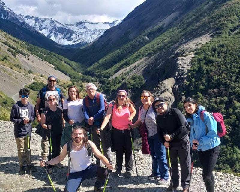 Viaggiatori in posa sulle torri del Paine