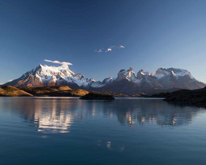 Paesaggio di un lago e dei Cuernos del Paine sullo sfondo