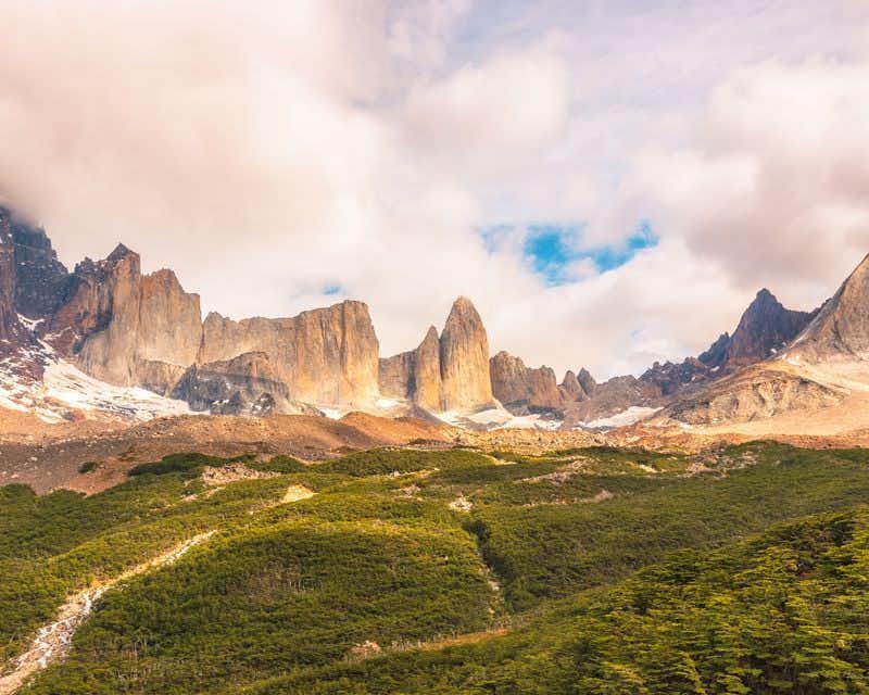 Torres del Paine paesaggio di montagne che si affacciano su un bosco