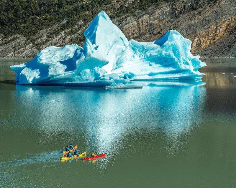 Tre kayak in navigazione sul lago grigio