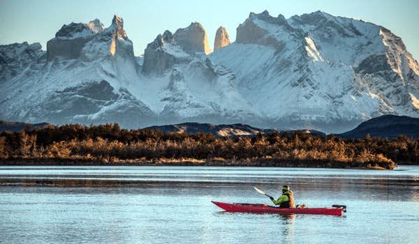 kayak vicino al massiccio del Paine
