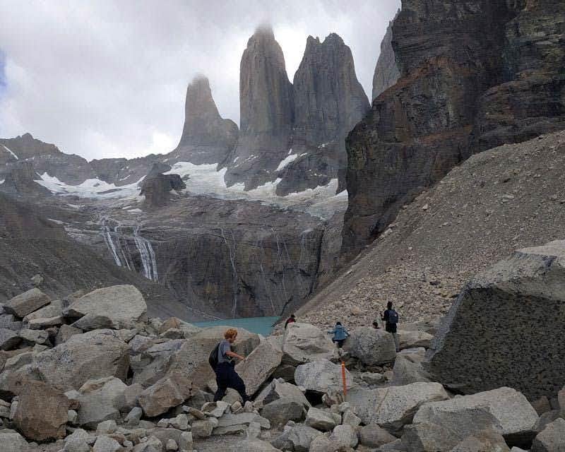 viaggiatori che salgono sulla morena del ghiacciaio fino alla base di torres