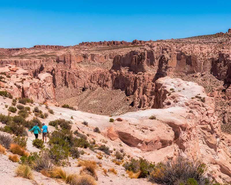 due persone che camminano attraverso i canyon inca e sora