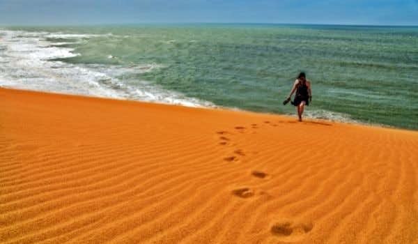 donna che cammina nelle dune di Taroa