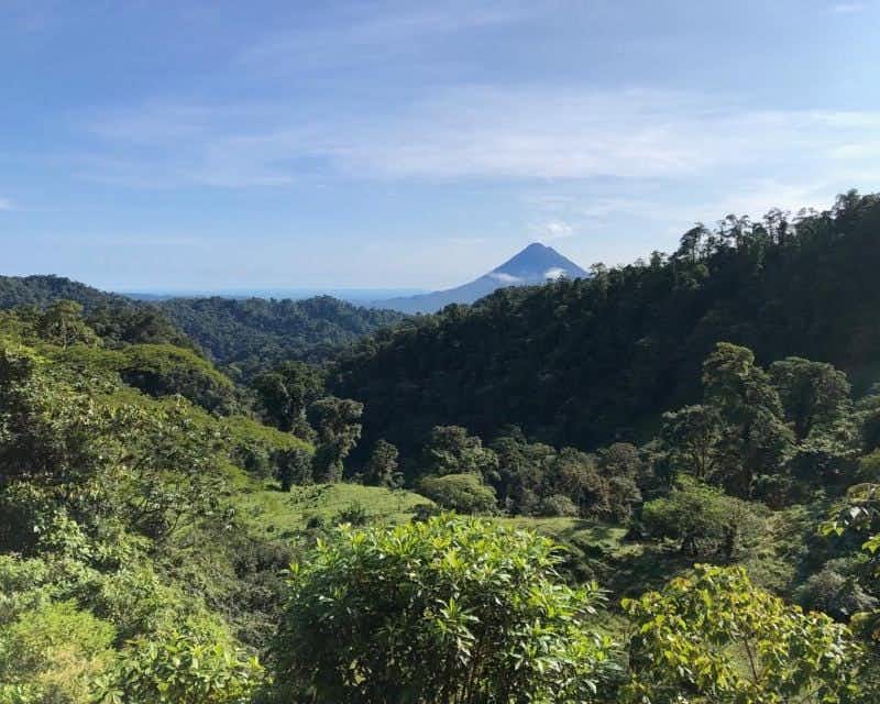vista del vulcano arenal dal parco nazionale in Costa Rica
