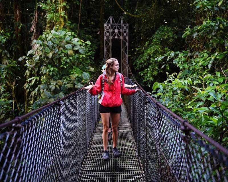 Attraversamento di un ponte levatoio sul Vulcano Arenal Tour Costa Rica