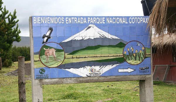 cartello di accesso al parco nazionale cotopaxi ecuador
