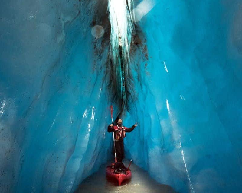 grotta di ghiaccio di heinabergslón in kayak