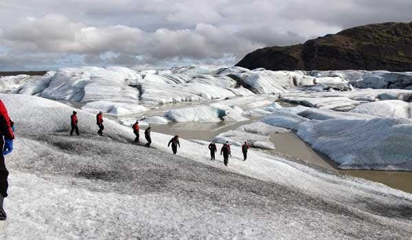 gruppo di trekking sul ghiacciaio di heinabergslon