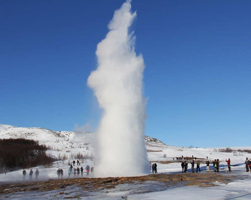 geyser in eruzione nell'area geotermica di geysir