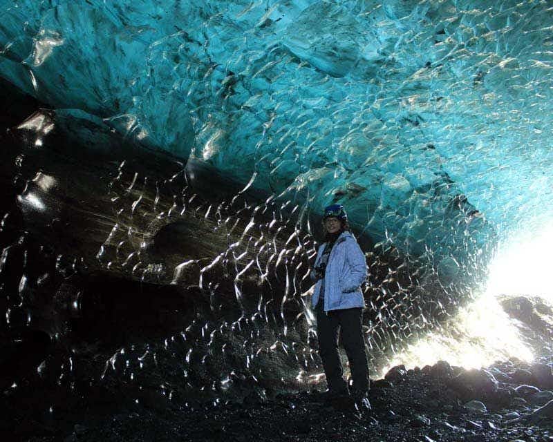 grotta di ghiaccio blu in islanda