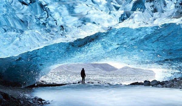 grotta di ghiaccio blu in islanda