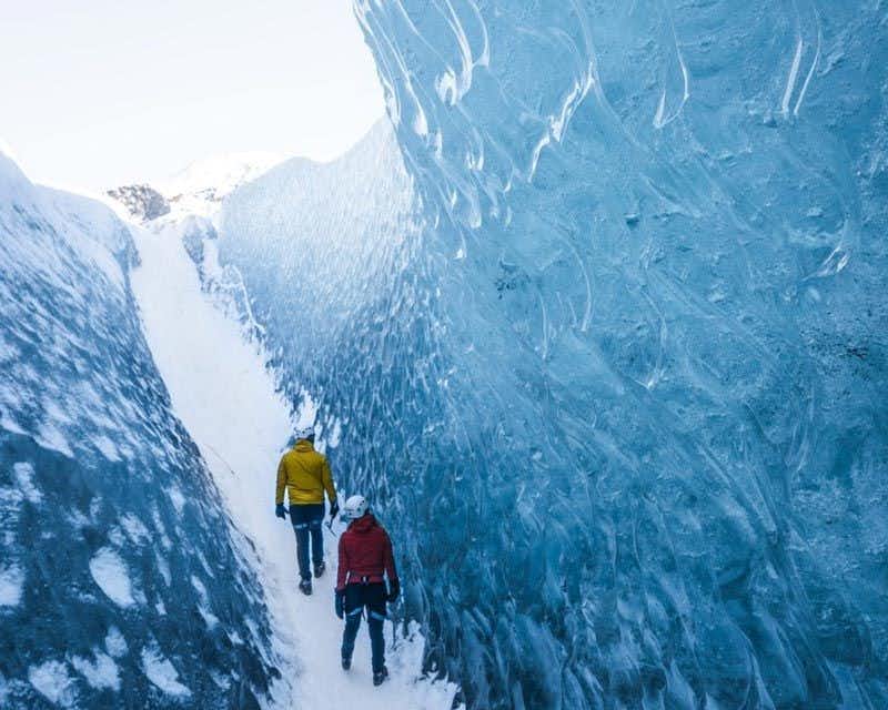 Viaggiatori che fanno trekking sul ghiacciaio