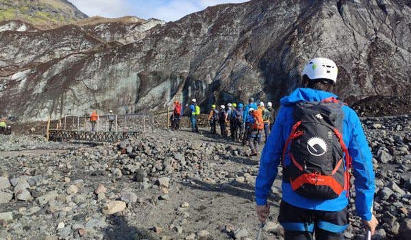 Viaggiatore che inizia il trekking sul ghiacciaio