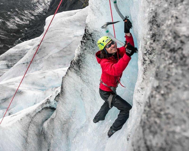 arrampicata su parete di ghiaccio a Skaftafell con le piccozze