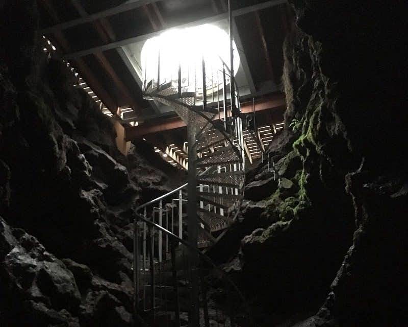 L'ingresso della grotta di Vatnshellir dall'interno