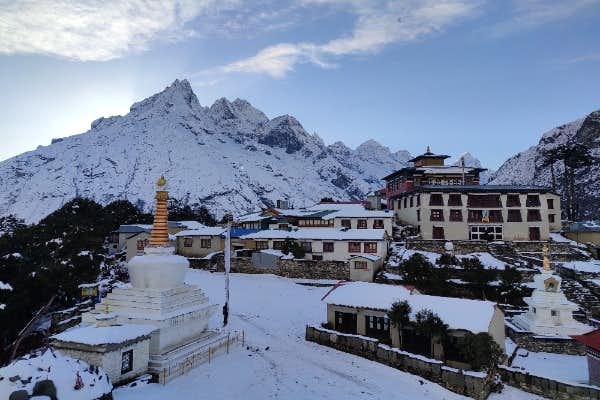 vista del monastero di Tengboche e dell'Himalaya sullo sfondo.