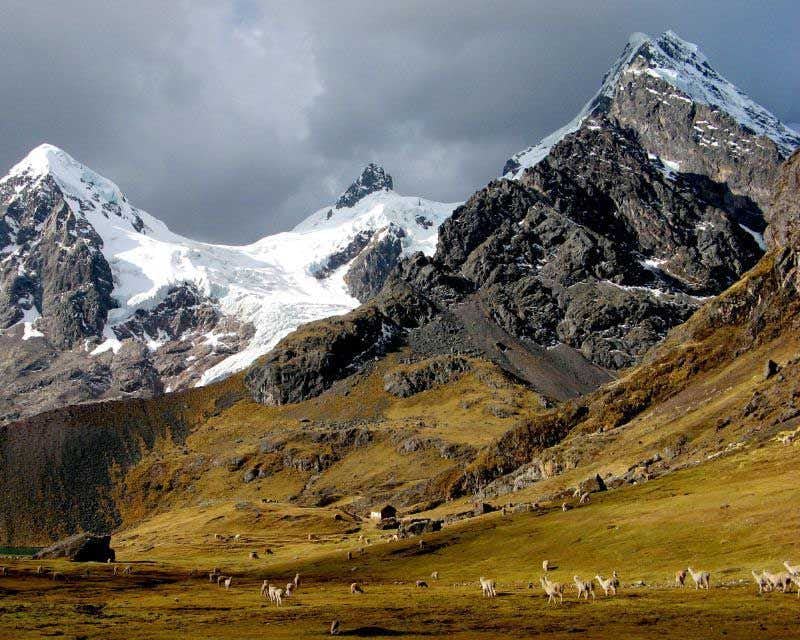 montagna ausangate del perù innevata