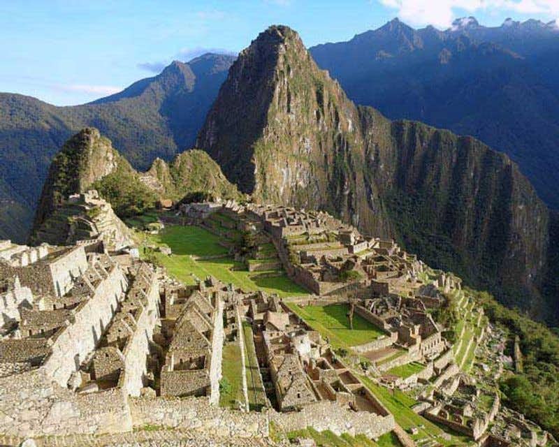 Immagine della montagna di Machu Picchu e della cittadella Inca vista dall'alto.