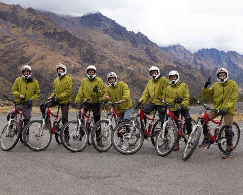 gruppo con mountain bike pronto per il passo di malaga