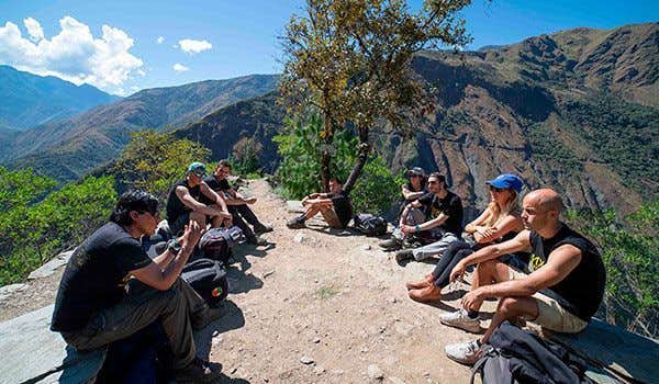 gruppo che si riposa sulla strada per Santa Rosa durante il trekking nella giungla Inca